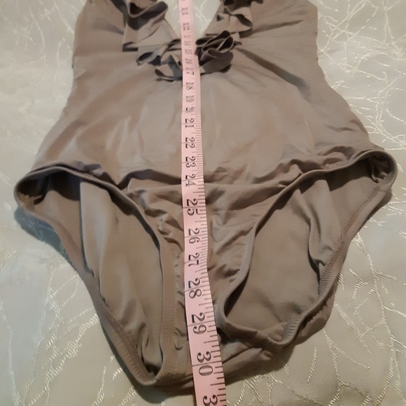 Perry Ellis Taupe Ruffled 1pc Swimsuit Size 6 - Picture 6 of 7
